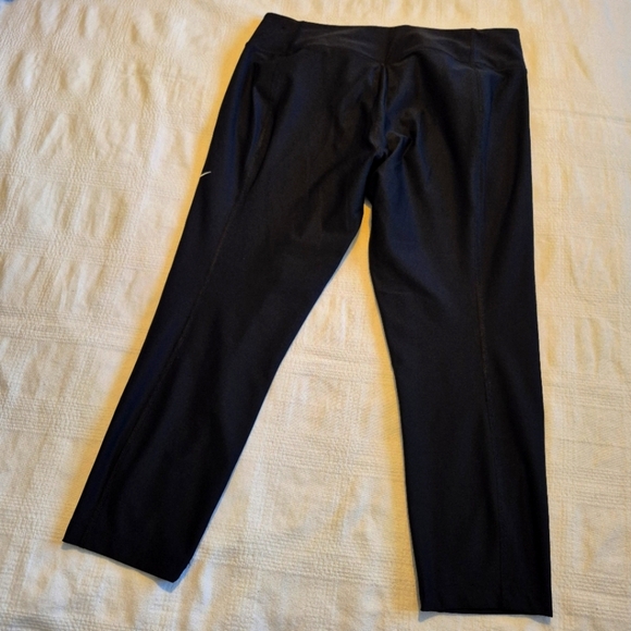 Nike women's size XL black cropped leggings, EUC or better - Picture 4 of 7